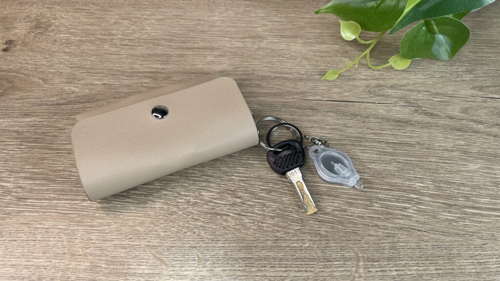 LEDキーチェーンライトを鍵につける