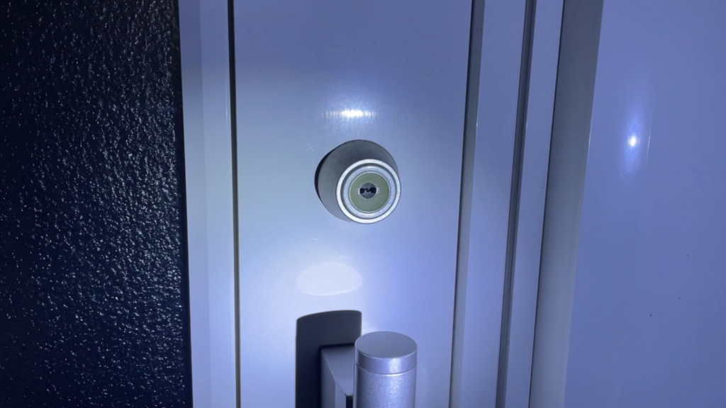 LEDキーチェーンライトで玄関を照らす