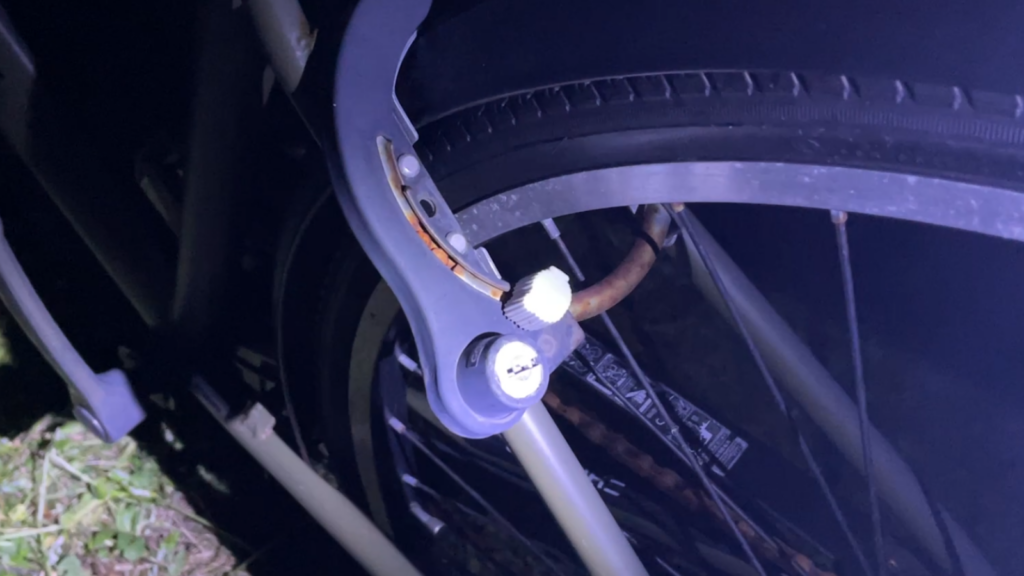 LEDキーチェーンライトで自転車のカギを照らす