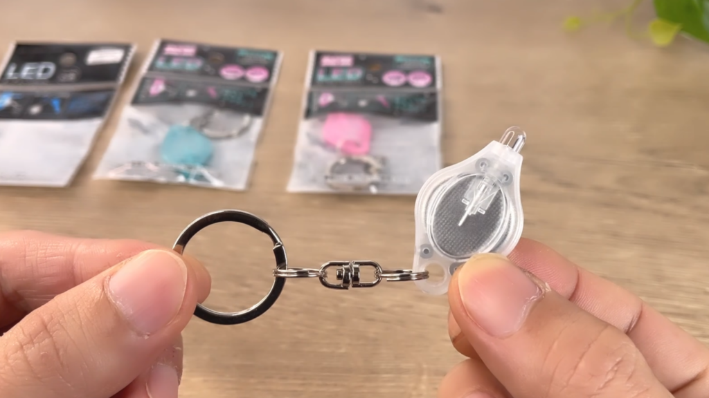 LEDキーチェーンライトの色はクリア