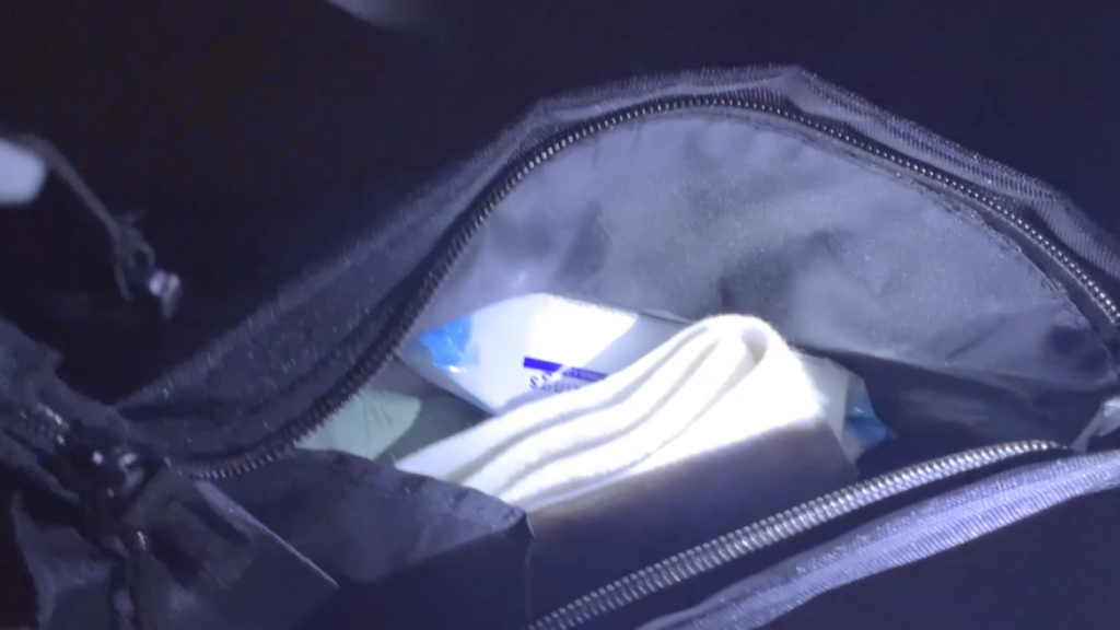 LEDキーチェーンライトで夜間にバッグを照らす