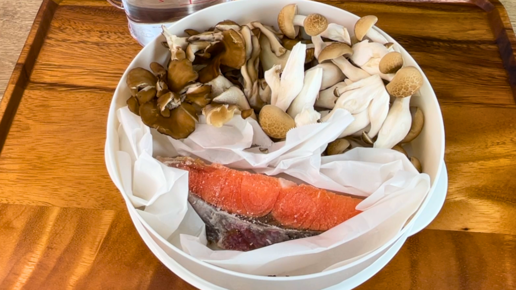 １段電子レンジ蒸し器で鮭とシメジ、マイタケ、キノコ類で調理