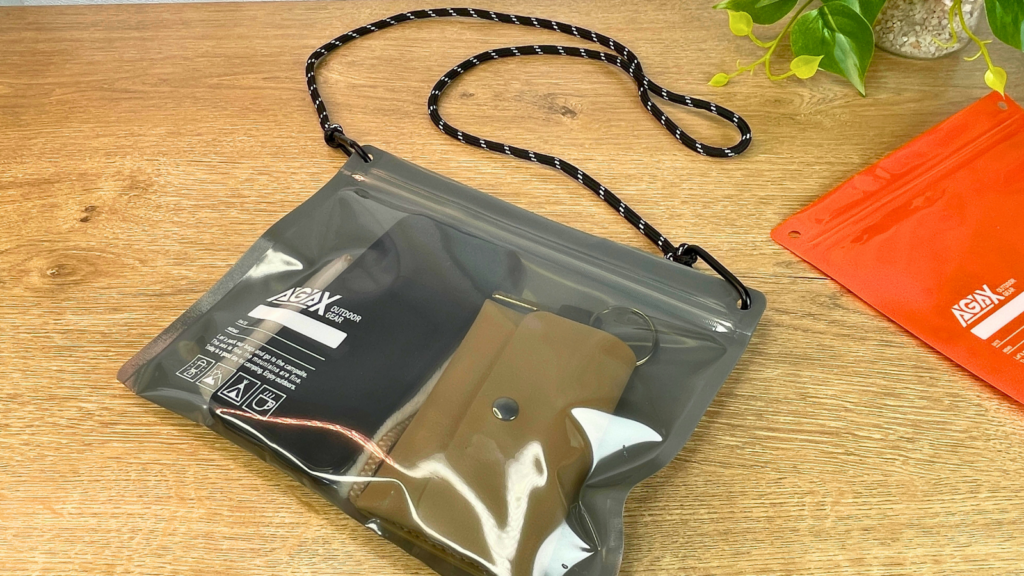 ダイソーの別売りショルダーストラップをクリアジッパーポーチに取り付けるとサコッシュとして使用