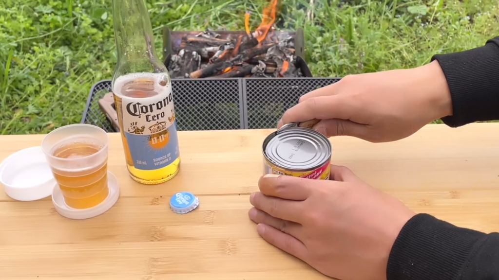 ウッドハンドル万能ナイフ9in1で缶をあける