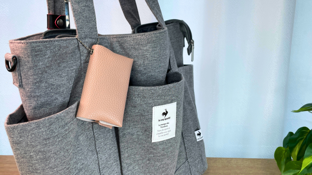 コンパクトポケットティッシュケースをバッグにかけて持ち運び