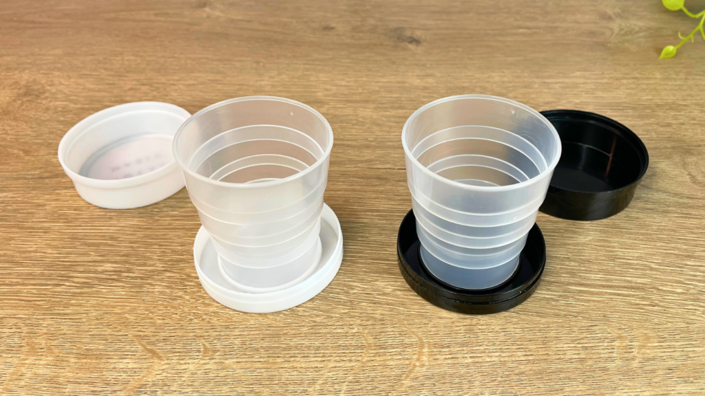 折りたたみコップの白と黒をコップにした状態