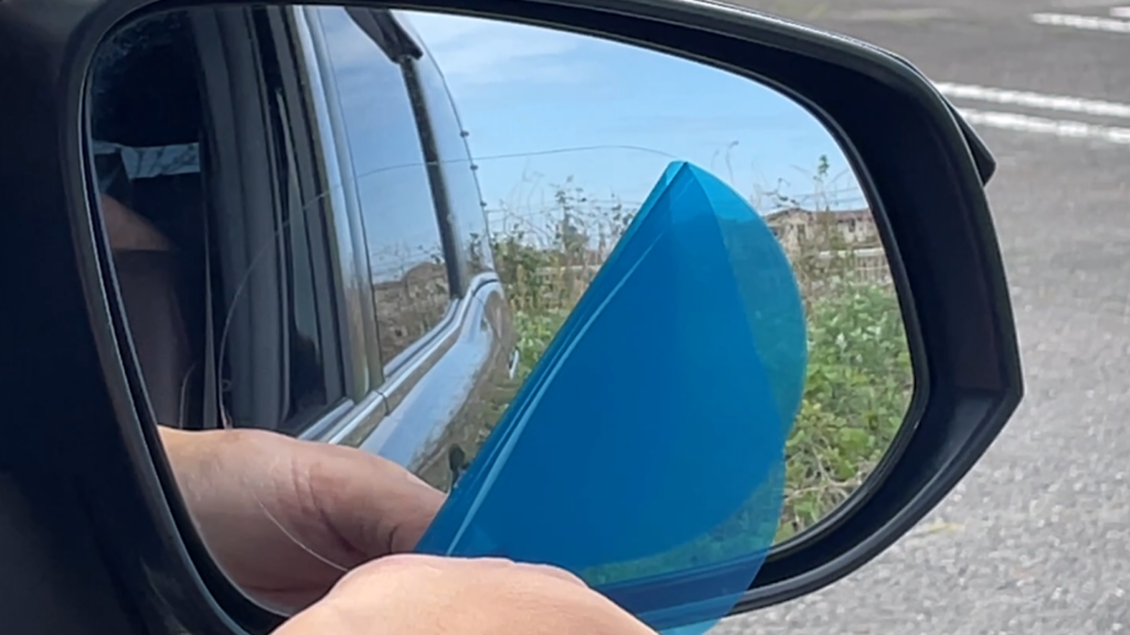 車用くもり止めフィルムの貼り付け手順２