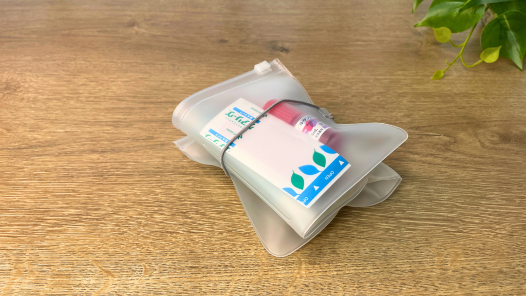 くるっとまとまる仕分けポーチをゴムひもでまとめた写真