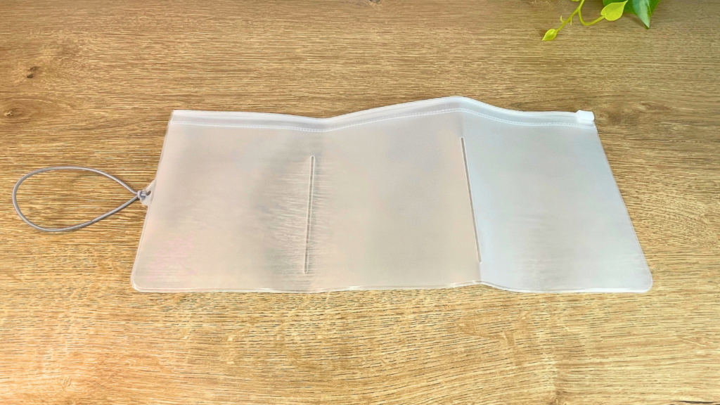 くるっとまとまる仕分けポーチを横に広げた写真