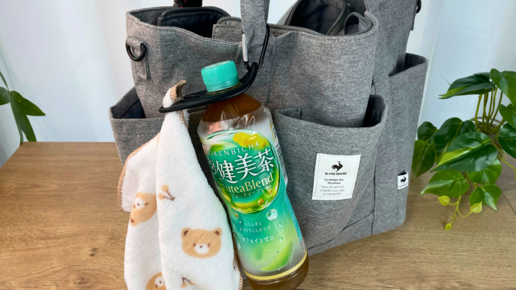 カラビナ付ボトルタオルホルダーをバッグにかける