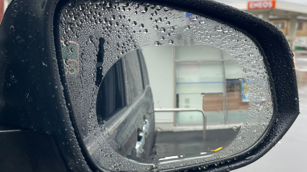 車用くもり止めフィルムの雨の日の実際の効果の写真