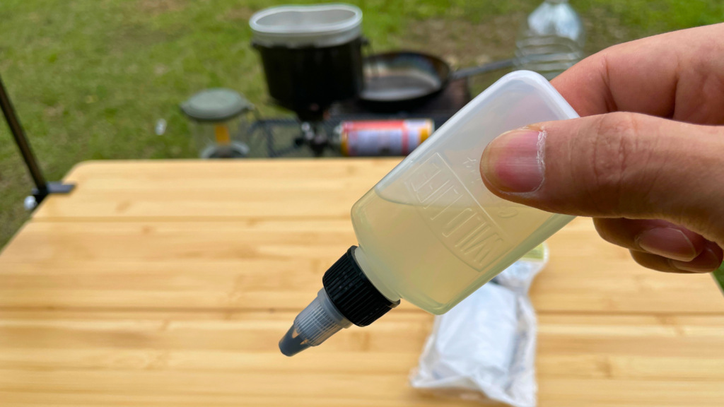 キャンプで、オイルボトルに食用油を入れた写真