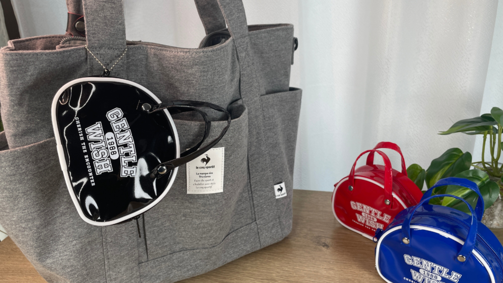 ミニエナメルバッグキーホルダーをバッグの外にかけて、外づけポケットにした写真