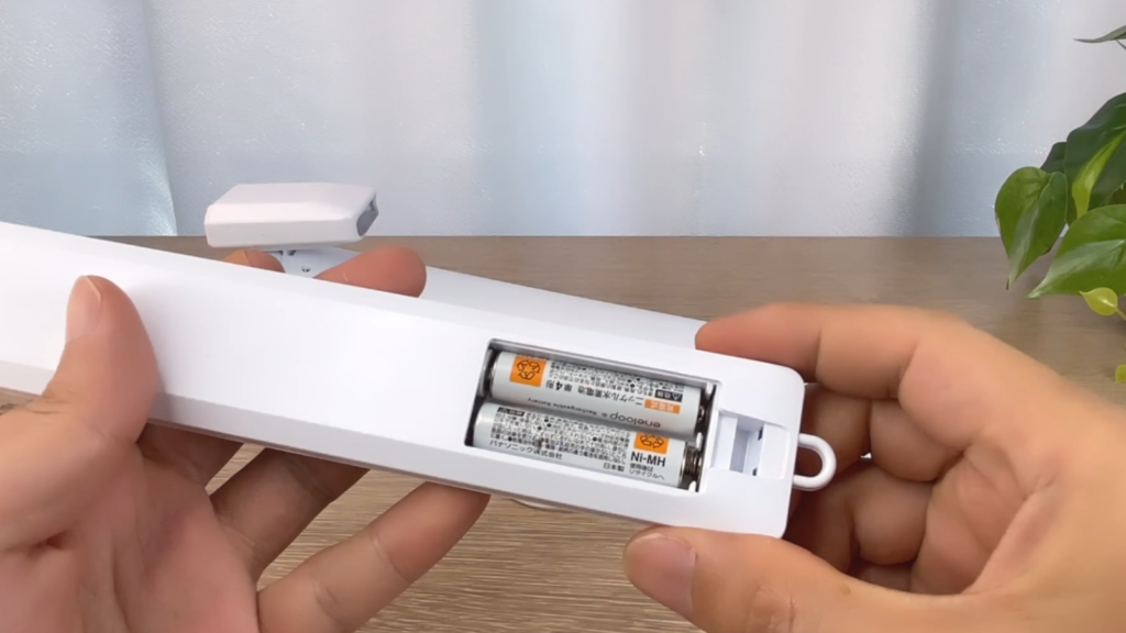 デスクライトに電池を入れる