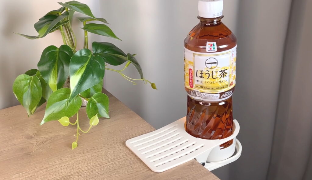 ドリンククリップを自宅のテーブルやデスクで使用