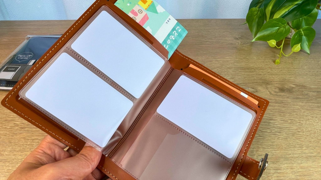通帳ケースにカード３枚と、通帳２冊を入れた写真