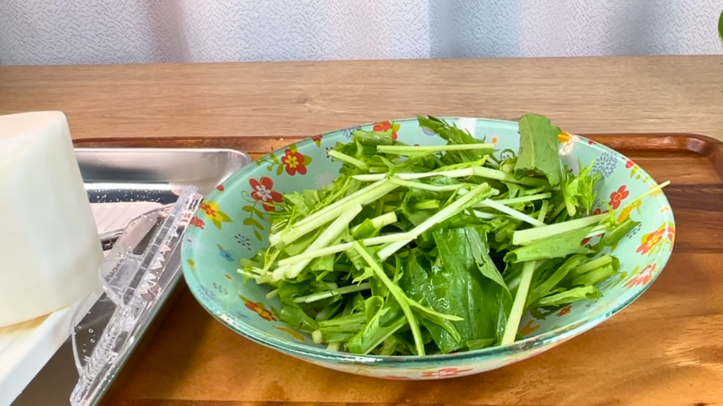 大根サラダ用に水菜を皿に敷いた状態