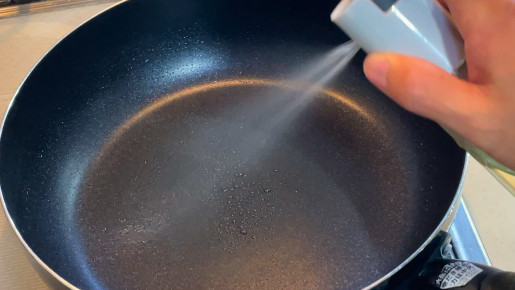 オイルスプレーをフライパンに噴射する写真