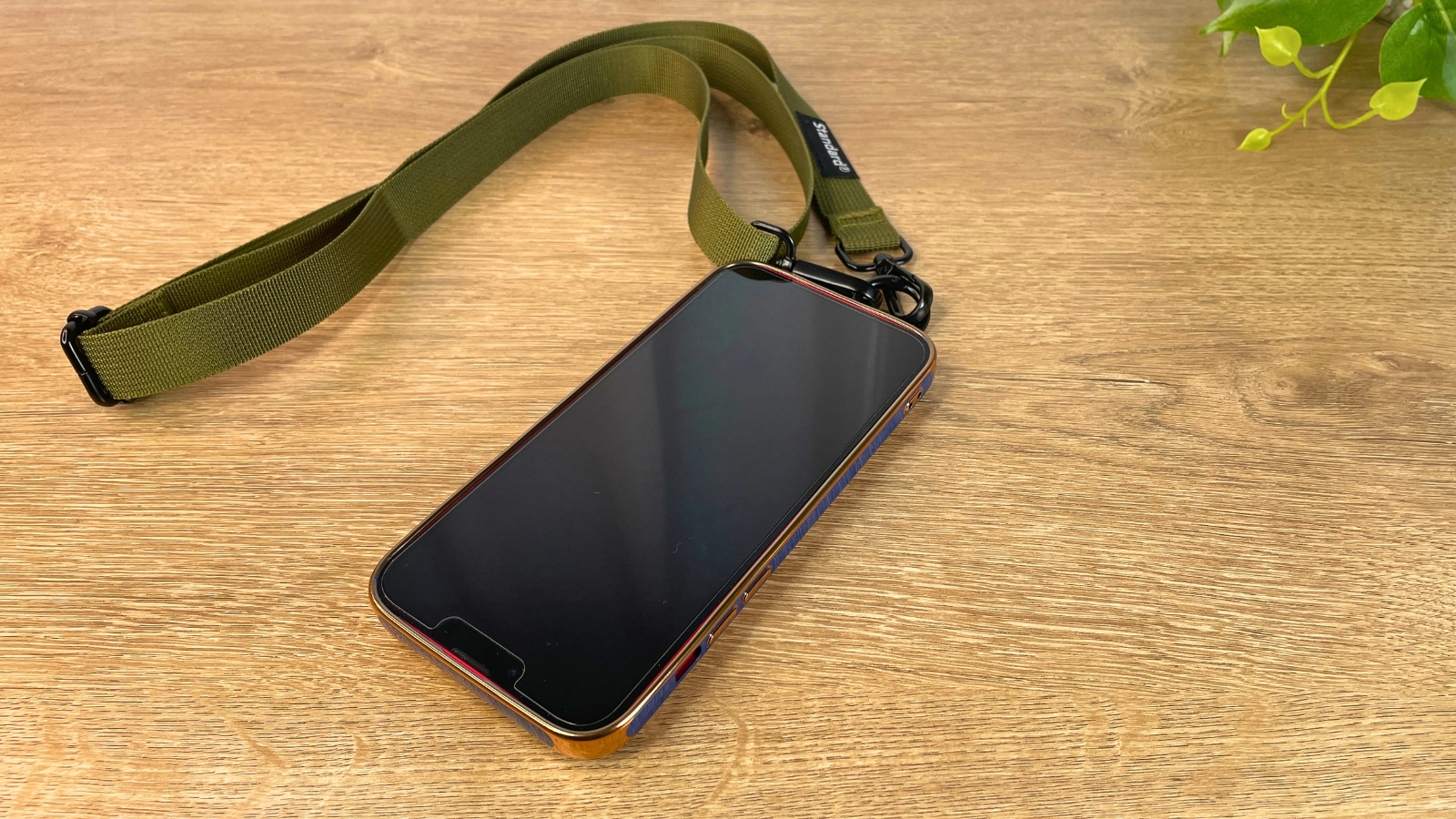 スタンダードプロダクツのスマホショルダーストラップにスマホをつけている写真