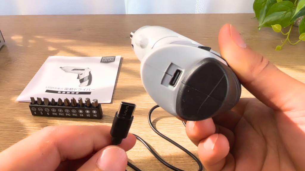 キャンドの充電式電動ドライバーのType-C充電端子とUSBケーブル