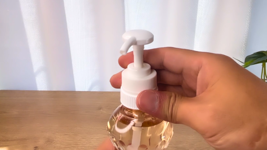 ダイソーの食器洗剤用ポンプ（抗菌）を実際に取り付けた写真