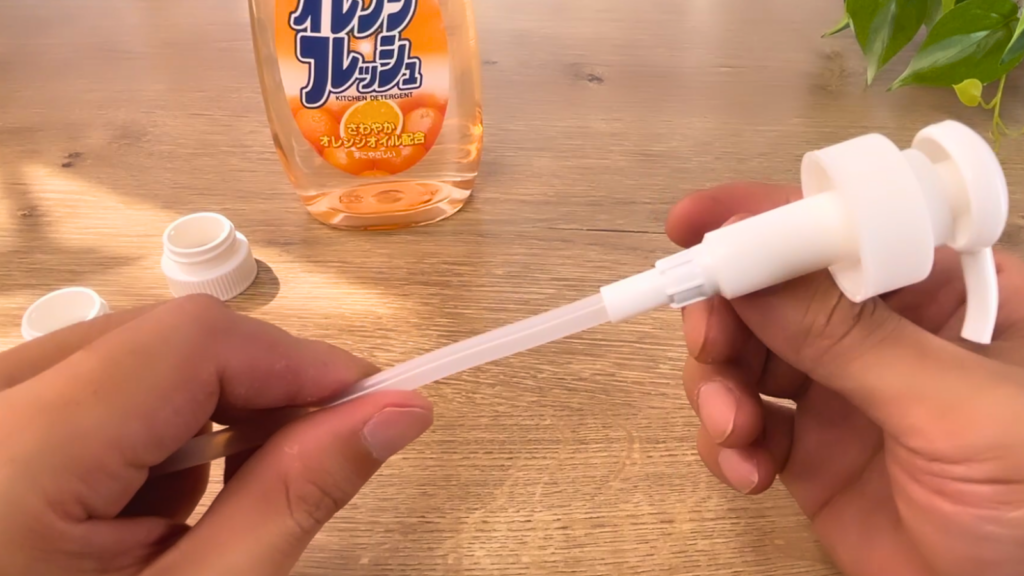ダイソー 食器洗剤用ポンプのアタッチメントとストロー