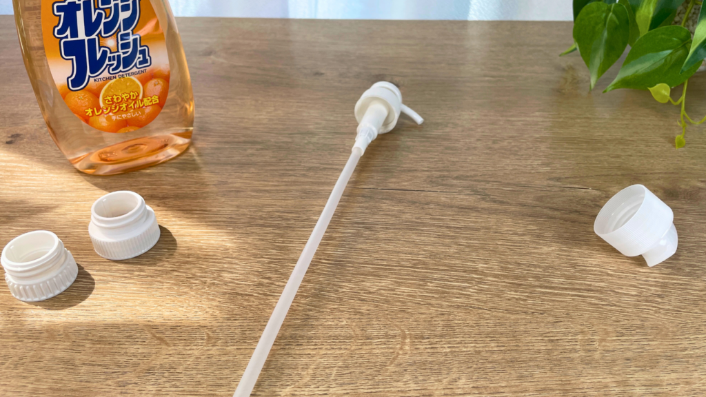 ダイソーの食器洗剤用ポンプ（抗菌）の商品を机の上においている写真