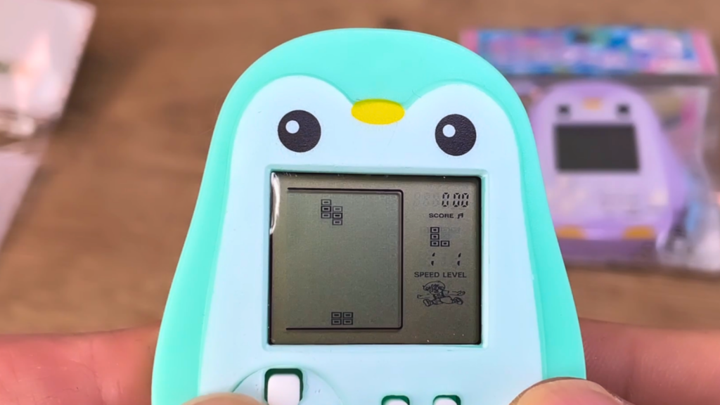 ペンギンLCDゲームで実際にゲームをしている写真