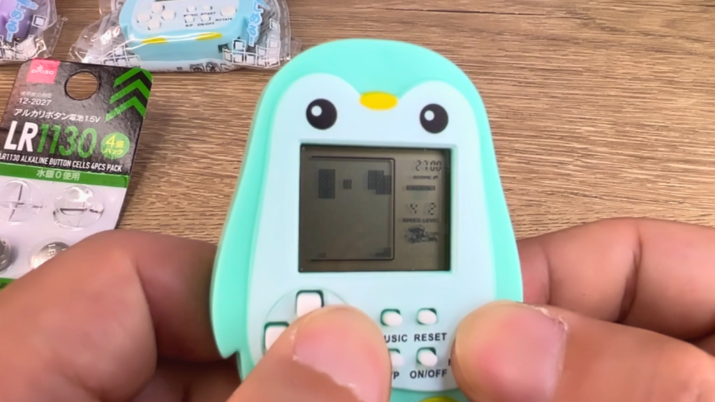 ゲーム機で遊んでいる写真