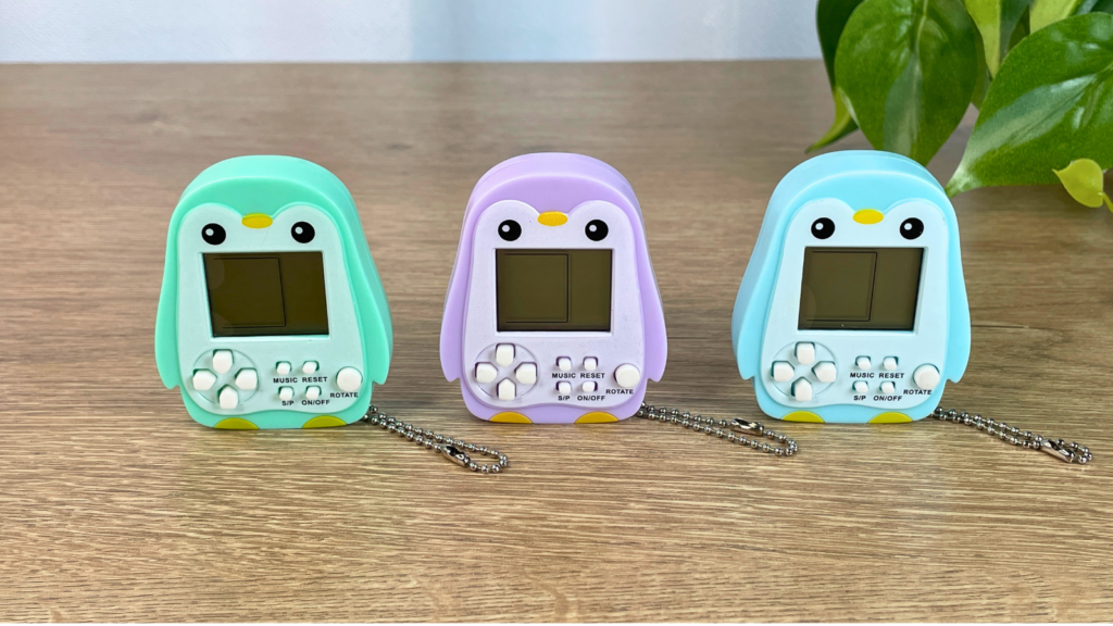 ペンギンLCDゲームを3色い横に並べた写真