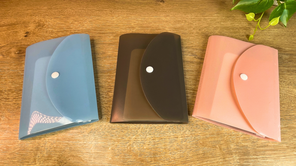 通帳ケースのオモテを3色並べた写真
