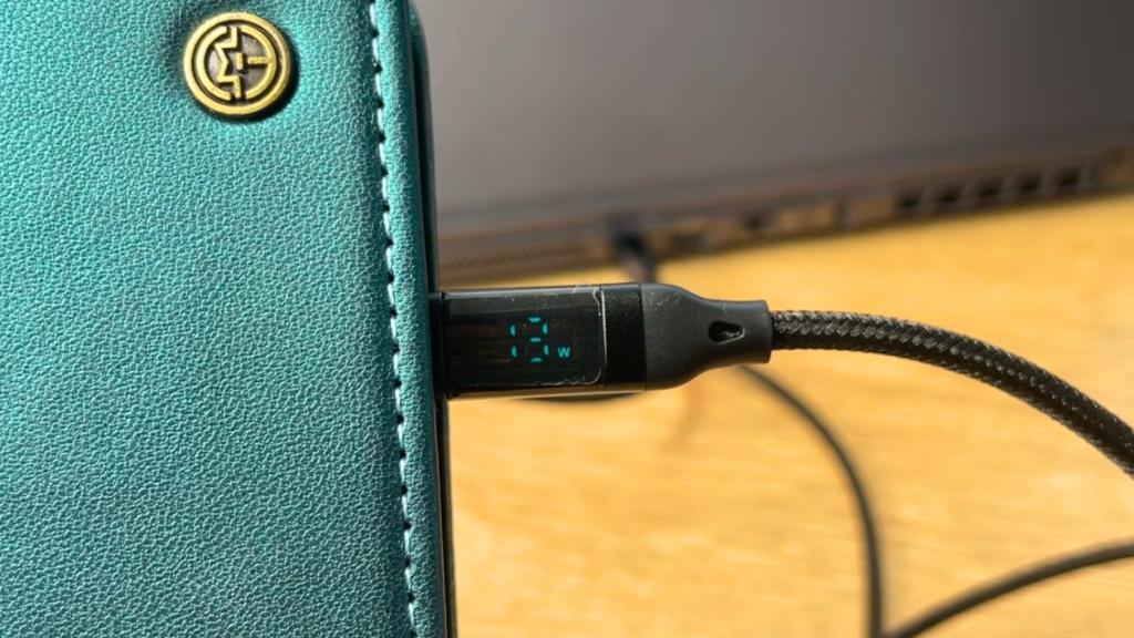 充電転送ケーブル Type-C to Type-C 100W ワット数表示 1mをパソコンに接続して、13Wと表示された写真