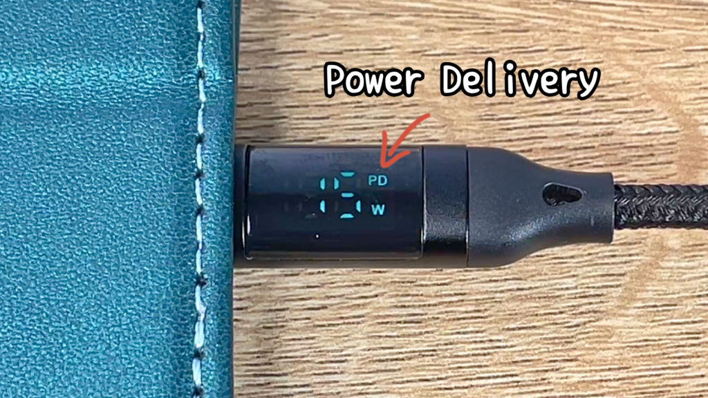 充電転送ケーブルのディスプレイにPD、Power Deliveryが表示されている写真