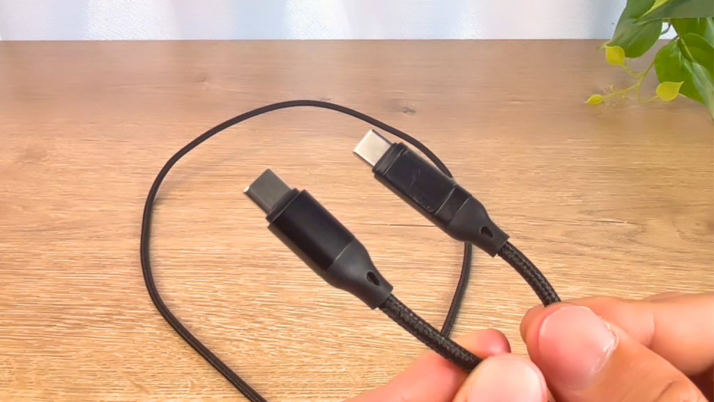 充電転送ケーブルの差込口をアップにした写真