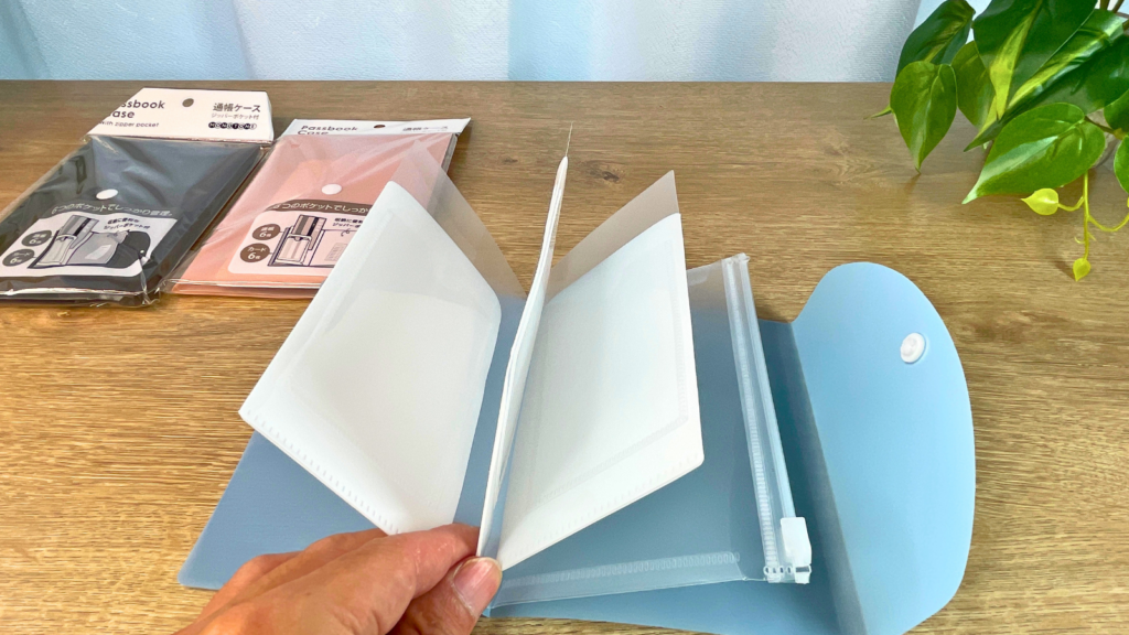 ダイソー 通帳ケース ジッパーポケット付の商品全体