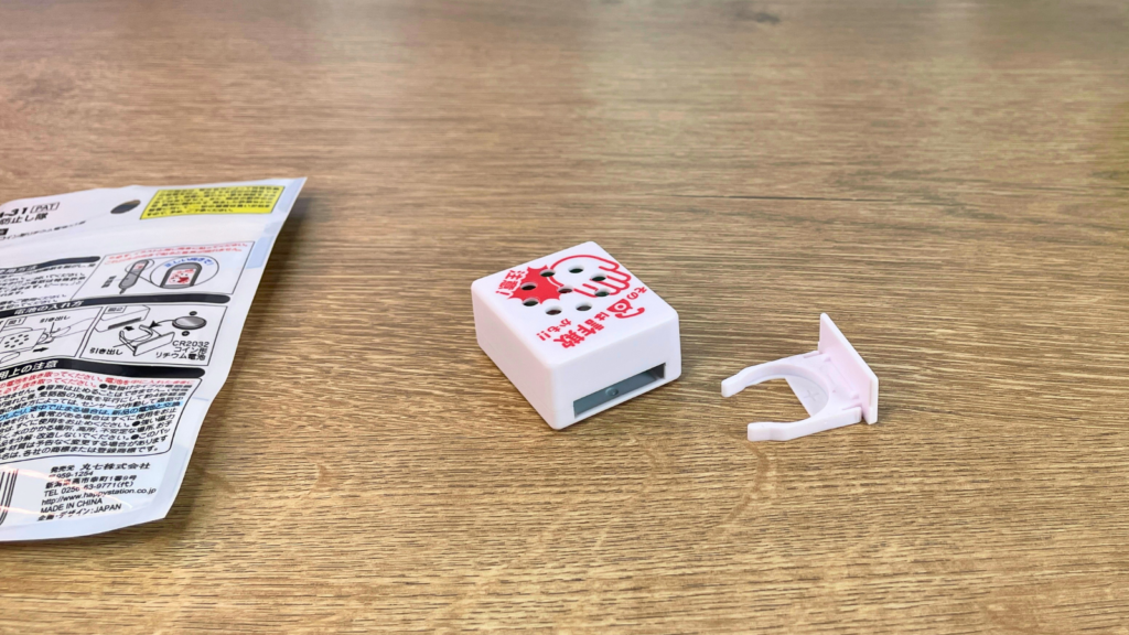 詐欺防止ボイス 詐欺防止し隊の商品を机の上においている写真