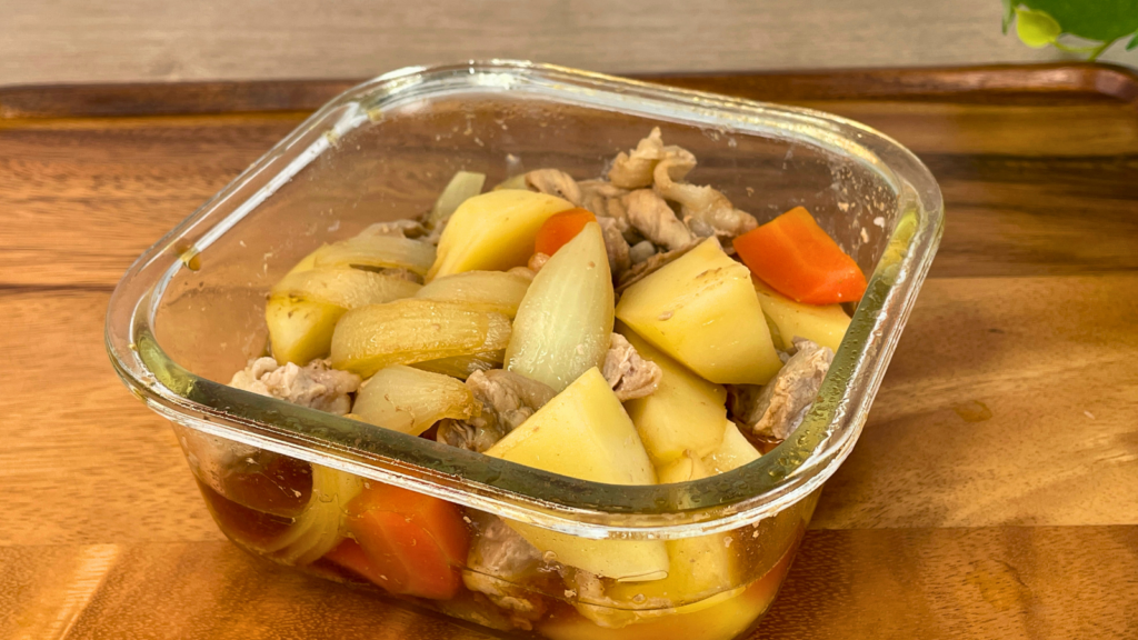 ダイソーの正方形保存容器（エア弁付）で肉じゃがを作った画像