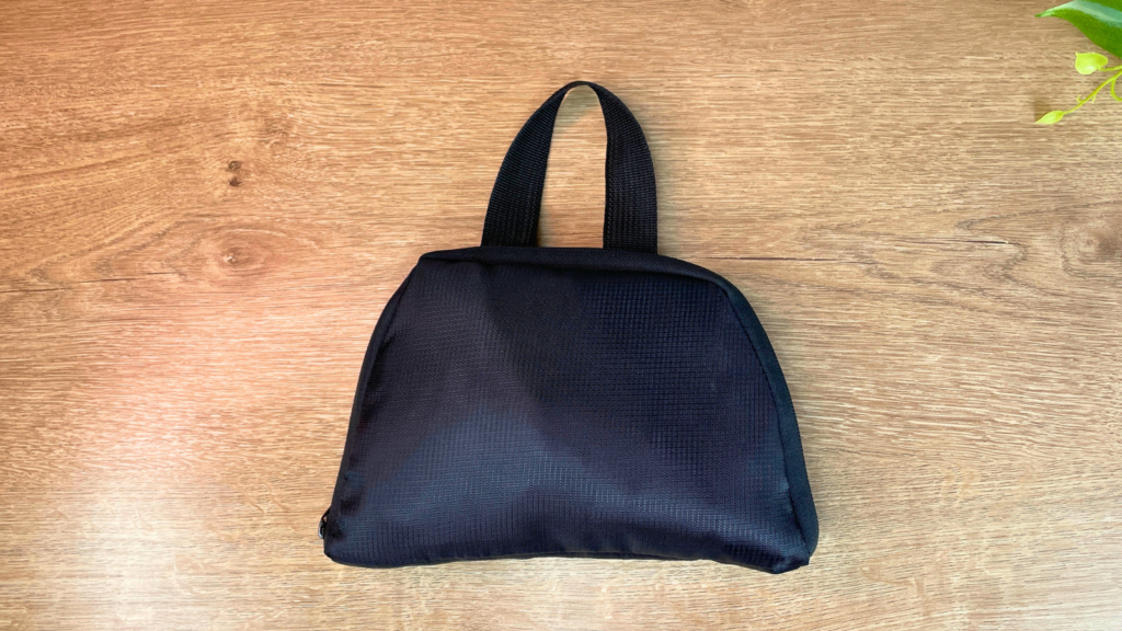 ダイソーのコンパクト折りたたみリュックの商品写真