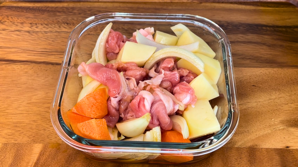 肉じゃがの材料を入れた写真