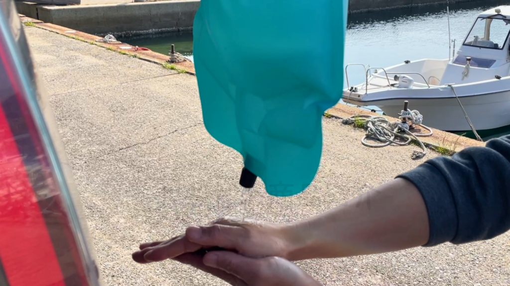 ウォッシュバッグに水を入れて手洗いに使っている様子