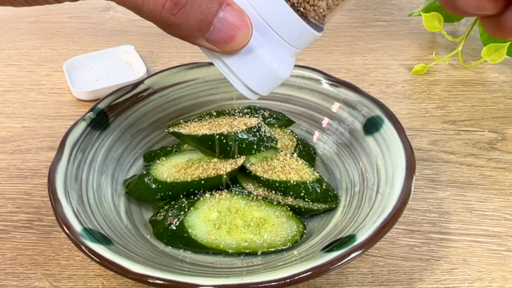 SKすりごま器でごまをすって料理にかけている様子