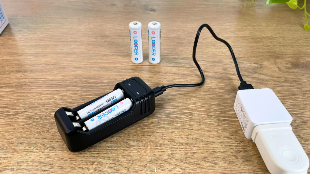 LOOPERの充電式ニッケル水素電池をUSB充電器で充電している様子