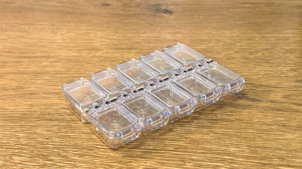 10ポケットのダイソー「コンパクトパーツケース」全体が見える写真