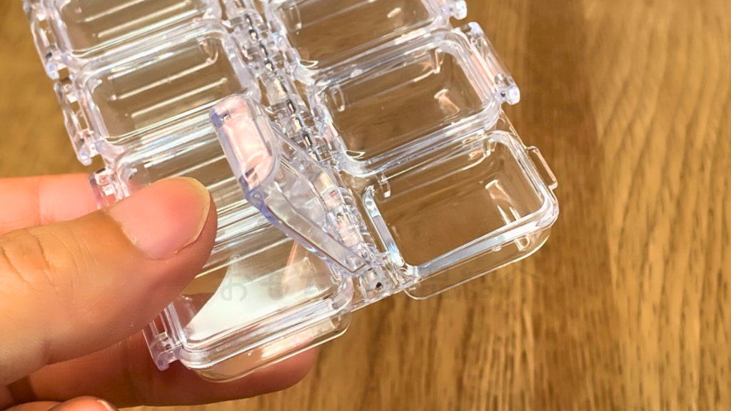 ダイソー「コンパクトパーツケース」の1ポケットだけフタを開けた写真