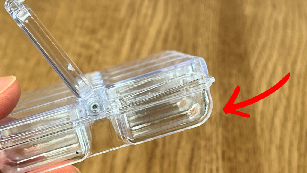 コンパクトパーツケースの底部分の丸みを見せている写真