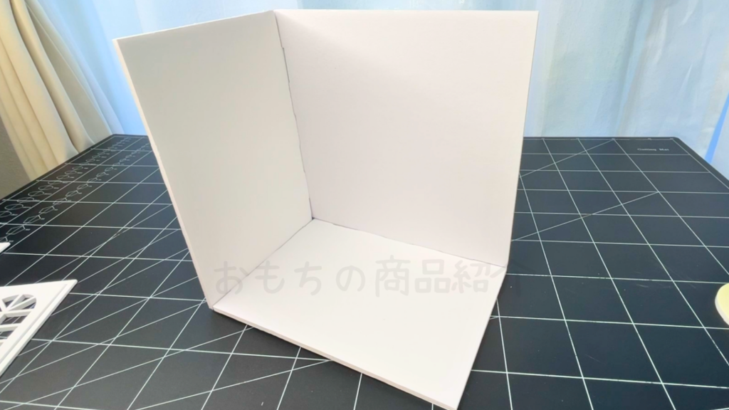 セリアのドールハウスベース 長方形を組み立てた写真